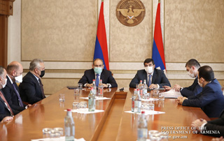 Nikol Pashinyan et Arayik Haroutiounian ont  discuté des questions de coopération bancaire et de développement économique avec des représentants du système bancaire

