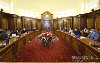 Le Premier ministre a souligné la nécessité d'élaborer des stratégies pour le développement de la numérisation, des industries militaire et des hautes technologies