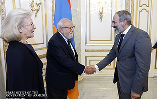 Nikol Pashinyan receives Krzysztof Penderecki and his spouse