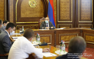 Премьер-министр принял представителей работающих в текстильной сфере компаний