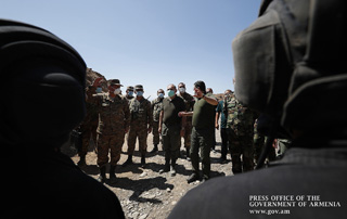 Le Premier ministre Pashinyan et Arayik Harutyunyan ont visité les postes frontières et ont assisté à l'ouverture d'une cantine nouvellement construite dans l'une des unités militaires de l'Armée de défense