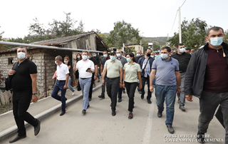 Le Premier ministre avec son épouse, s'est rendu dans les communautés frontalières de Tavush, s'est informé de l'avancement des travaux visant à éliminer les conséquences des bombardements