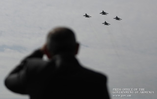 Премьер-министр проследил за праздничным полетом военно-воздушных сил ВС Армении