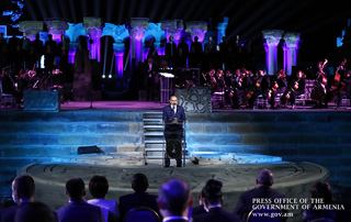 Правительство благодарно тем людям, которые своей деятельностью доказывают то, о чем мы говорим: премьер-министр - лауреатам премии “Герой нашего времени”