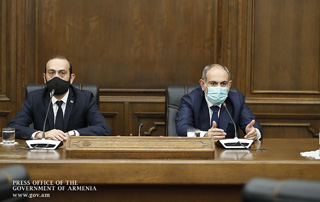 Премьер-министр провел встречу с членами Совета НС