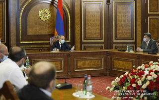 Премьер-министр провел встречу с представителями внепарламентских политических сил