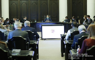 "Le seul moyen efficace de prévenir la crise humanitaire pourrait être la reconnaissance du droit du peuple du Haut-Karabakh à l'autodétermination." Le Premier ministre a rencontré des diplomates étrangers accrédités en Arménie 