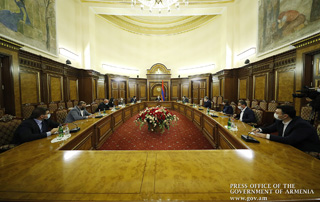 Премьер-министр провел встречу с представителями внепарламентских политических сил