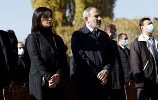 PM Nikol Pashinyan, his spouse attend ceremony in memory of fallen heroes