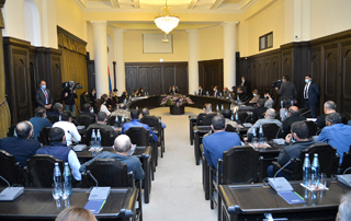 PM holds another meeting with families of captured and missing persons