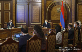 Под председательством премьер-министра обсужден проект Программы экономического реагирования