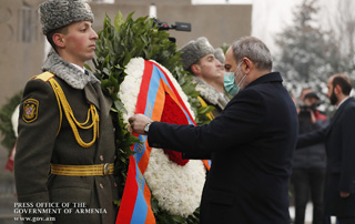 По случаю Дня армии премьер-министр Никол Пашинян посетил воинский пантеон “Ераблур”