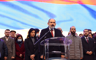 Народ - непобедимая сила: речь премьер-министра на митинге на площади Республики