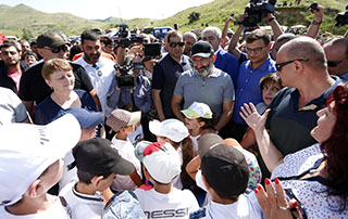 PM meets with citizens protesting against Amulsar mine commissioning and Lydian Armenia representatives