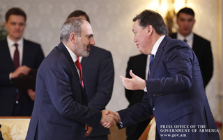 Nikol Pashinyan holds phone talk with Kazakh Prime Minister