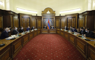 Nikol Pashinyan, Arayik Harutyunyan chair meeting on ongoing and upcoming programs to be implemented in Artsakh