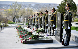 Hommage à la mémoire des héros de Guerre des Quatre Jours d'avril