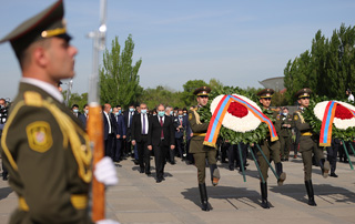 Le Premier ministre Nikol Pashinyan a rendu hommage à la mémoire des victimes du génocide arménien à Tsitsernakaberd