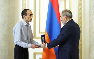 Nikol Pashinyan hands Order of Homeland awarded to Arkady Ter-Tadevosyan to his son Hayk Ter-Tadevosyan
