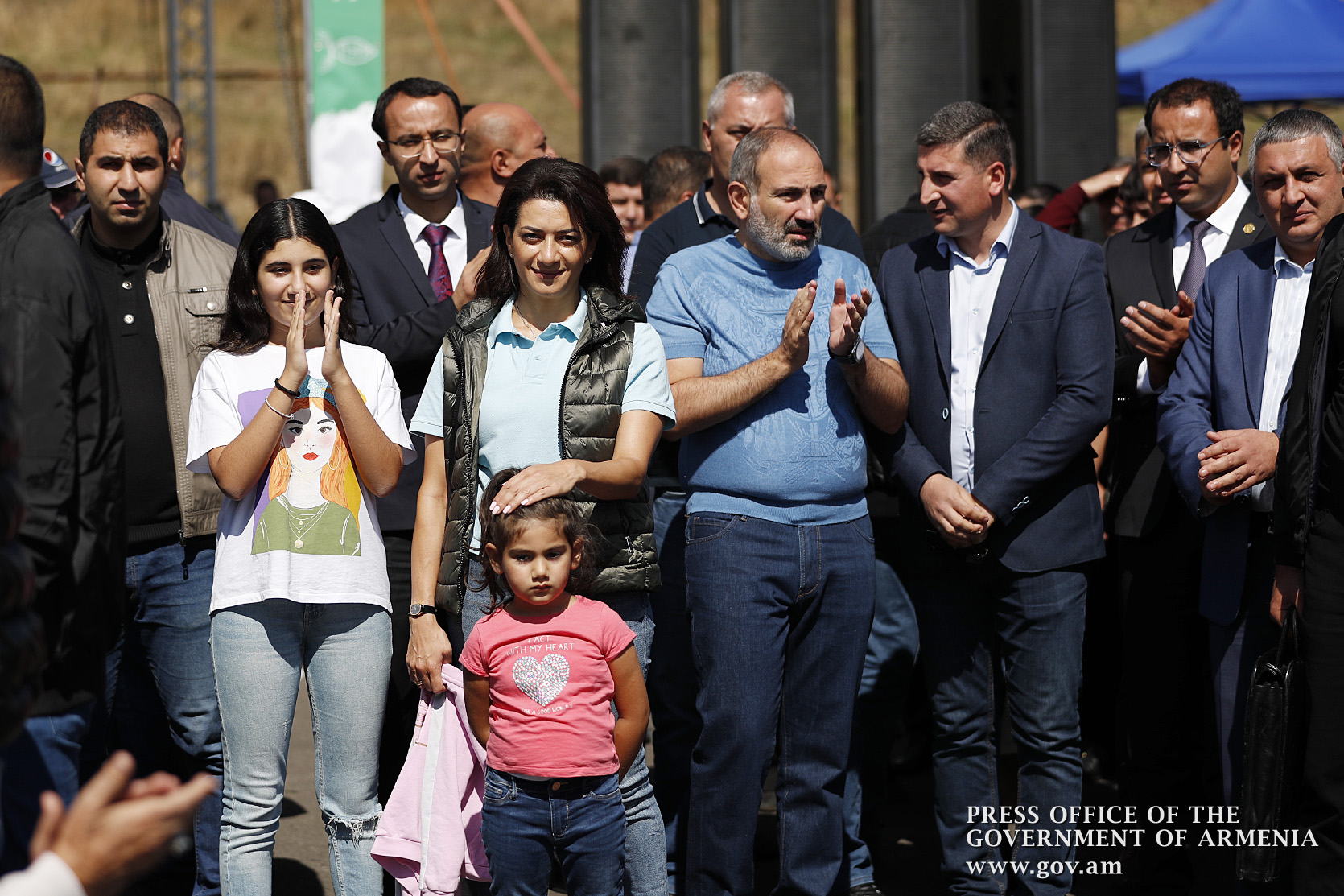 Вместе армения. Никол Пашинян с семьей. Армяне вместе с туристами.