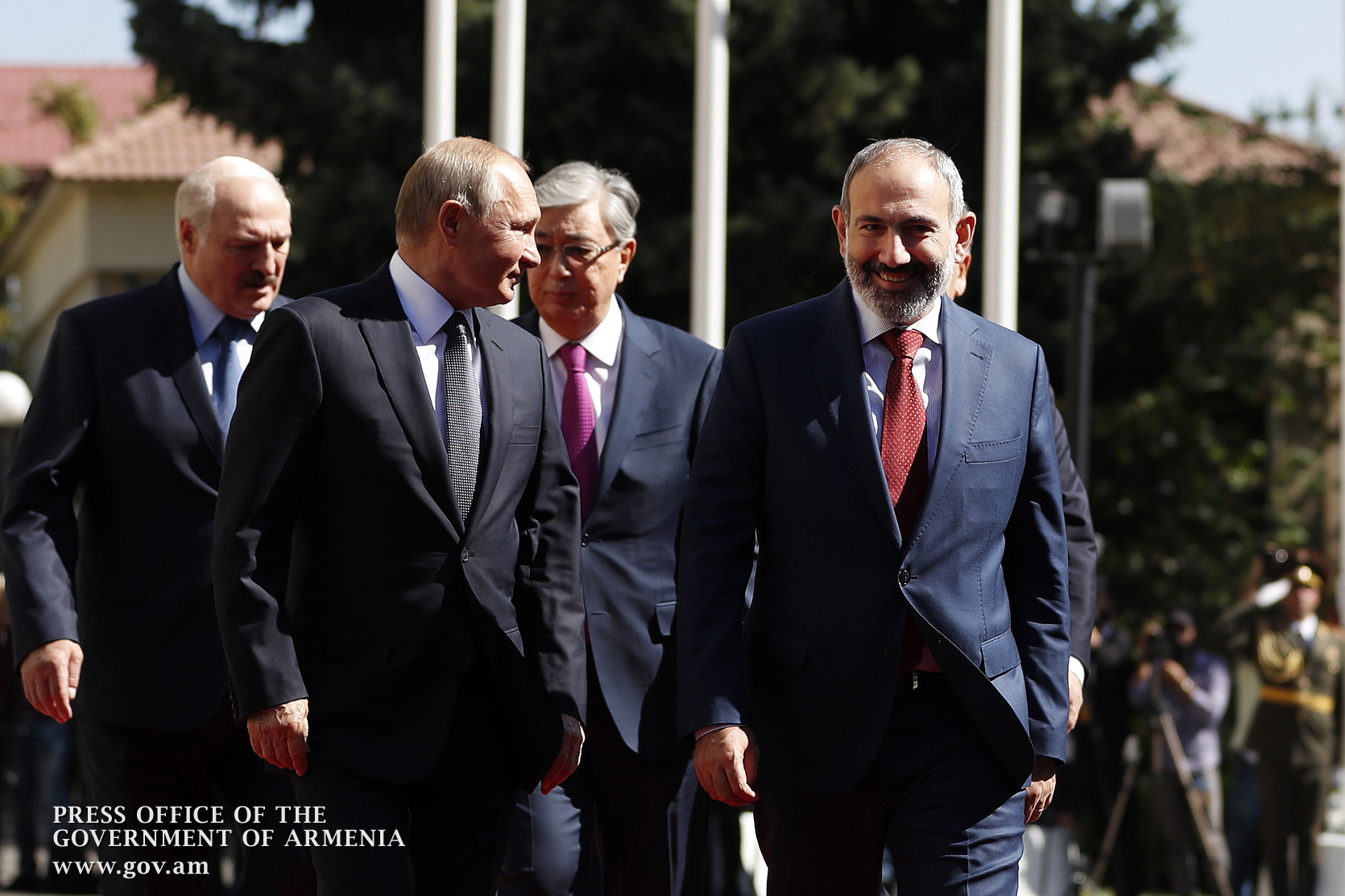 Премьер ереван. Лукашенко и Пашинян. Пашинян селфи с Путиным.