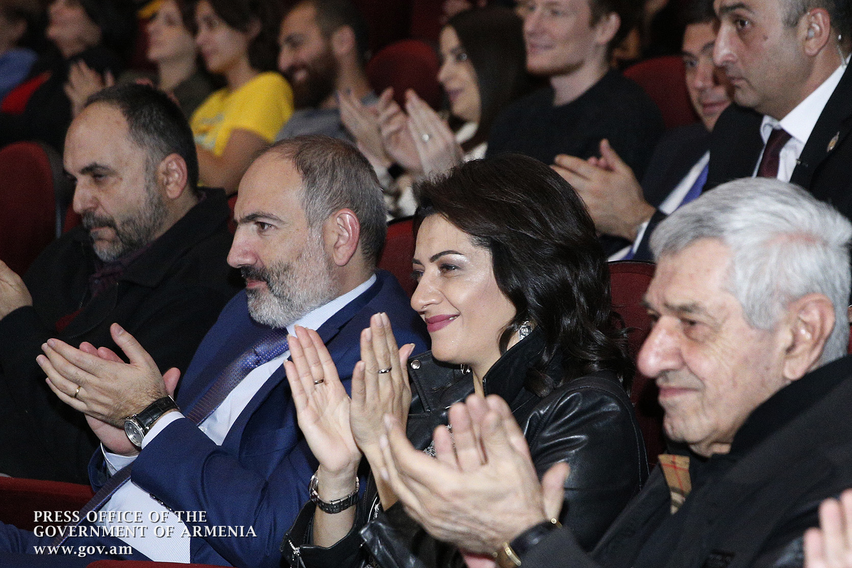 Вместе армения. Пашинян с женой концерт. Пашинян с женой. Жена премьера Армении.