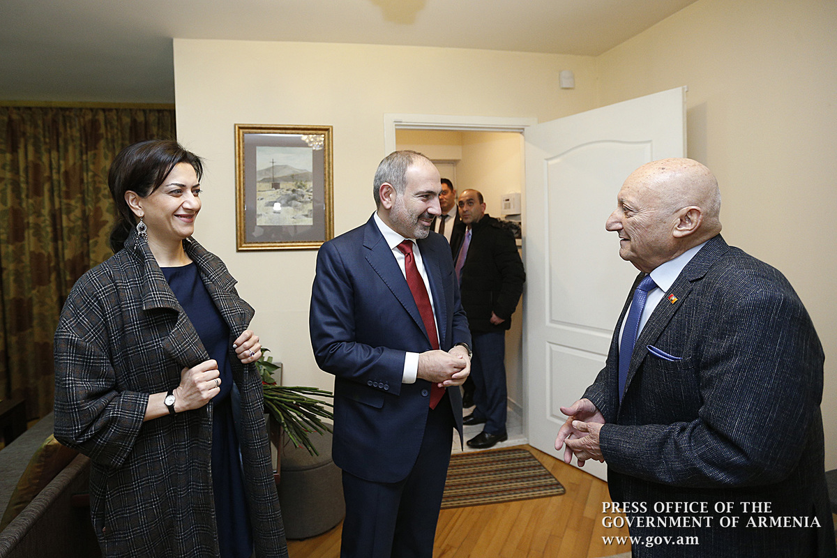 АРМЕНИЯ: Премьер-министр Армении вместе с супругой навестил Ованеса Чекиджяна по случаю 91-летия маэстро