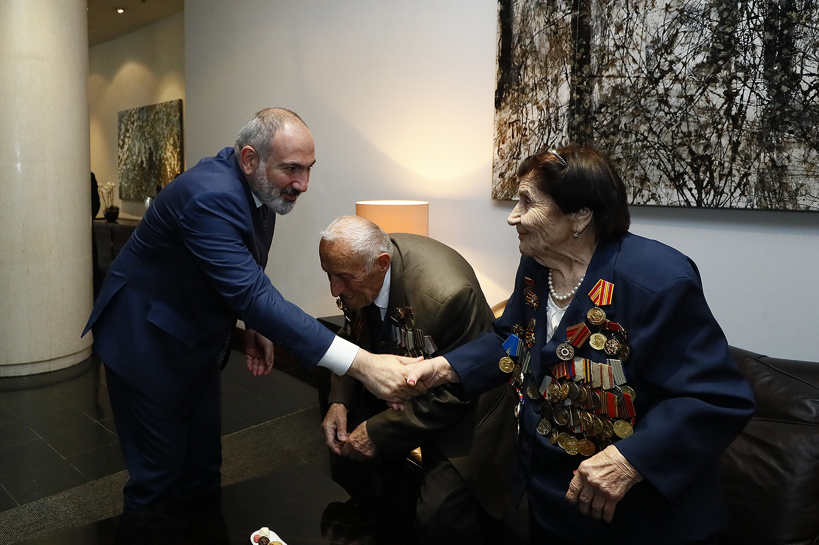 Pashinyan meets with Armenian WWII veterans in Moscow 
