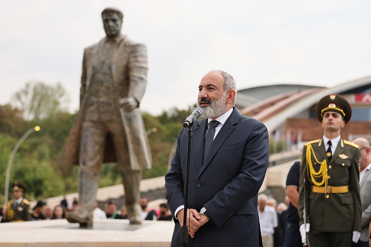 A bronze statue of Karen Demirchyan unveiled in front of the Sports and