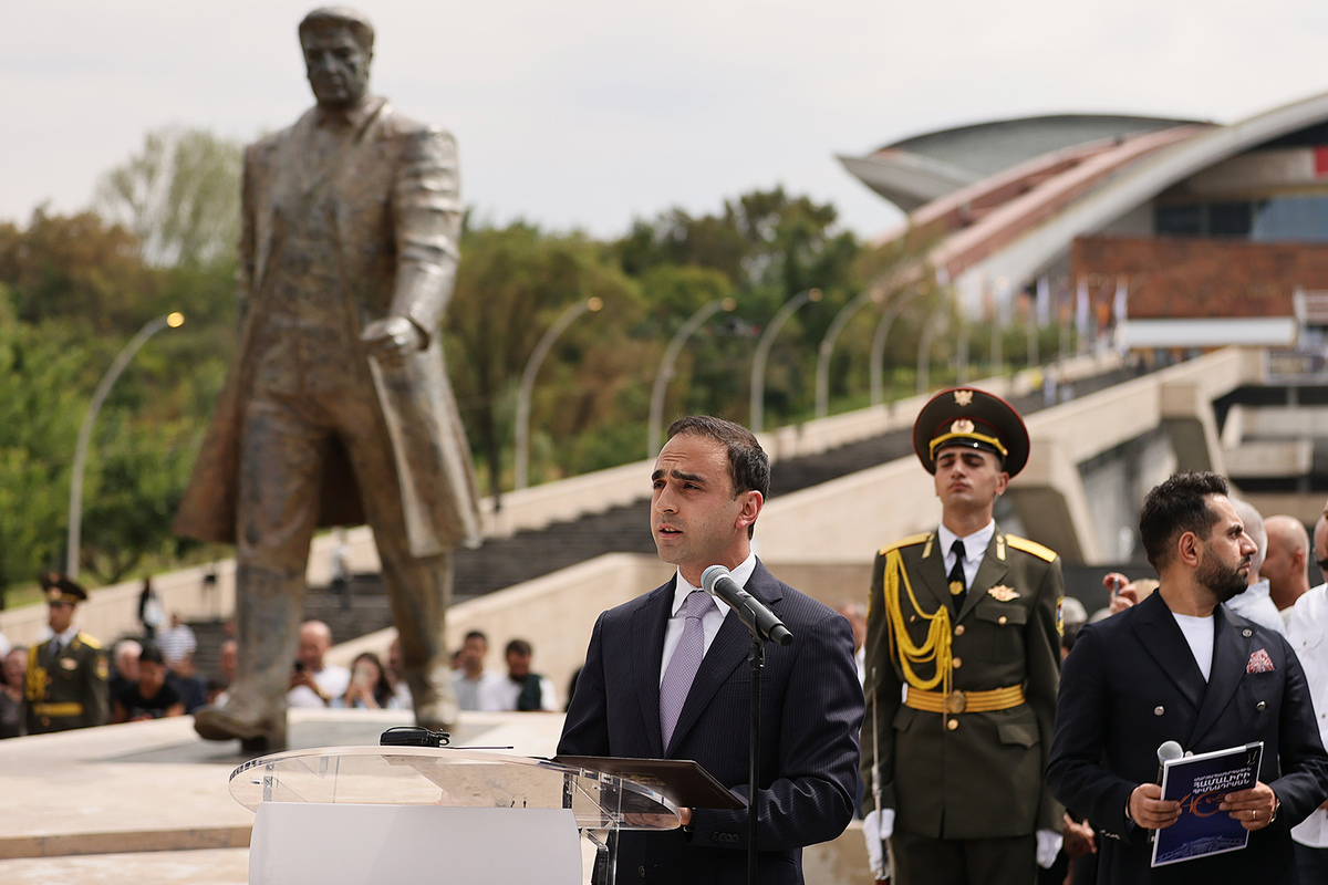 A bronze statue of Karen Demirchyan unveiled in front of the Sports and