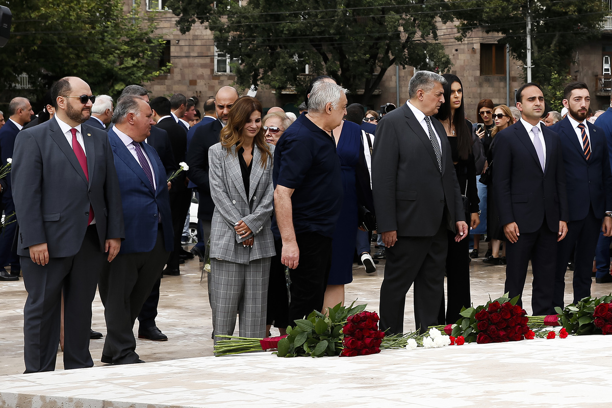 A bronze statue of Karen Demirchyan unveiled in front of the Sports and
