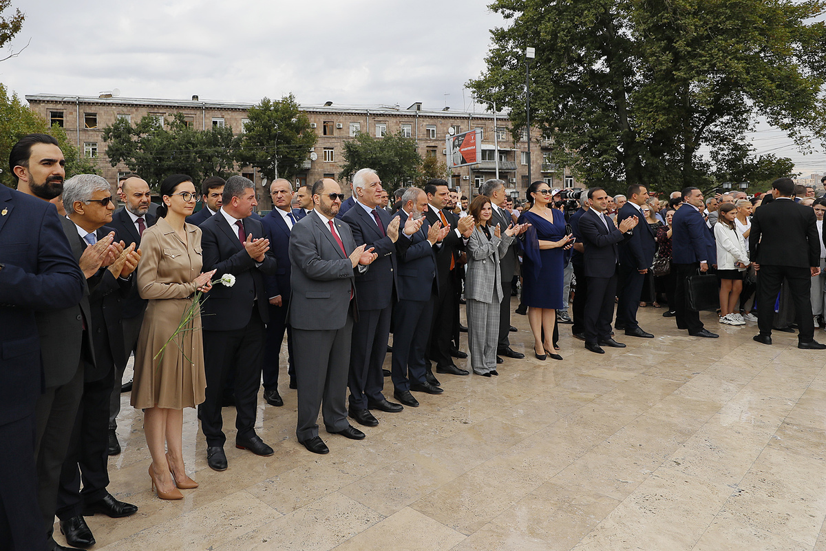 A bronze statue of Karen Demirchyan unveiled in front of the Sports and