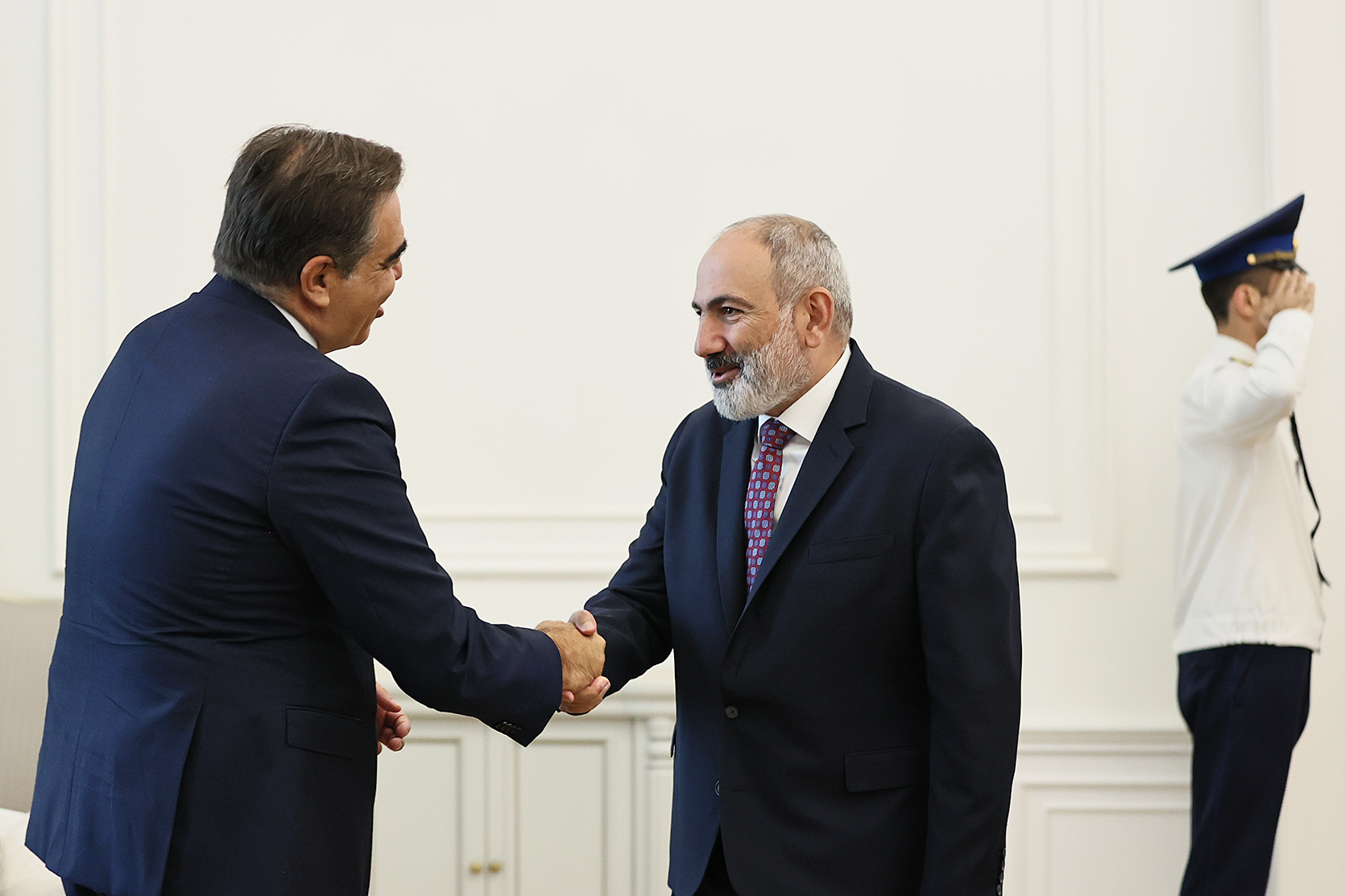 Men eshak it uslubida bir qizni sikdim va uning tiliga tushdim. Qattiq kokrakli gozal qiz