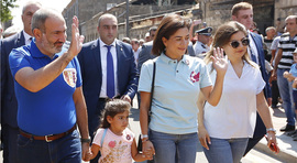 Премьер-министр вместе с супругой и дочерьми принял участие в праздничных мероприятиях, посвященных Дню Гюмри