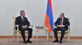Премьер-министр провел встречу с министром обороны России
